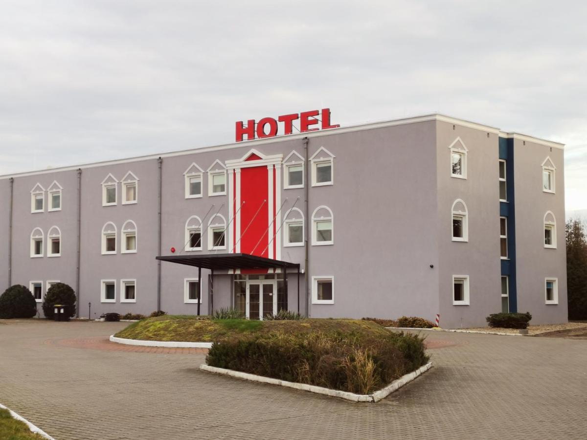 Hotel Holidays 斯拉百斯 外观 照片